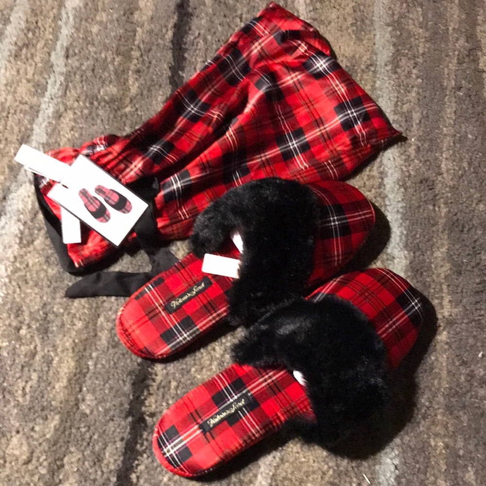 NWT Victoria’s Secret Signature Satin Red Plaid Faux Fur Slippers & Carry Bag
